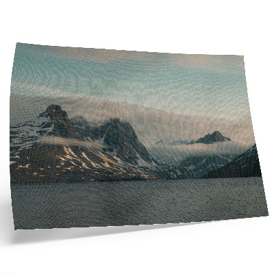 Poster Monumentale bergen in de schaduw van rust en wolken
