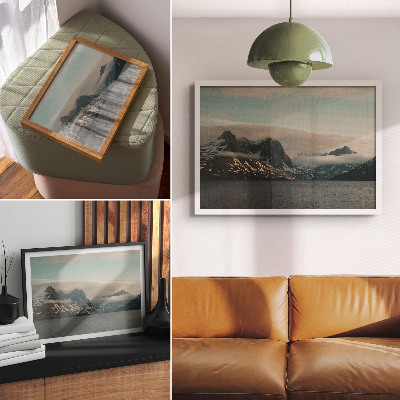 Poster Monumentale bergen in de schaduw van rust en wolken