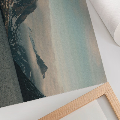 Poster Monumentale bergen in de schaduw van rust en wolken