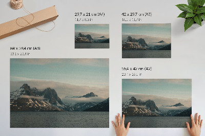 Poster Monumentale bergen in de schaduw van rust en wolken
