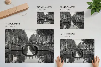 Stijlvolle wandposter met zwart-witte bruggen en stedelijke kanaalgezichten