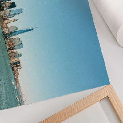 Moderne decoratieve poster Moderne wolkenkrabbers, blauwe lucht, groot water