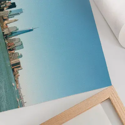 Moderne decoratieve poster moderne wolkenkrabbers met blauwe lucht boven water