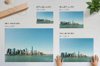 Moderne decoratieve poster Moderne wolkenkrabbers, blauwe lucht, groot water
