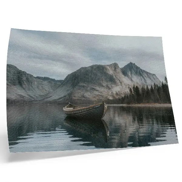Stijlvolle wandposter met een sereen landschap van bergen, een meer en een boot