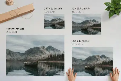 Stijlvolle wandposter met een sereen landschap van bergen, een meer en een boot