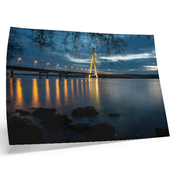 Poster Verlichte brug over het water 's nachts