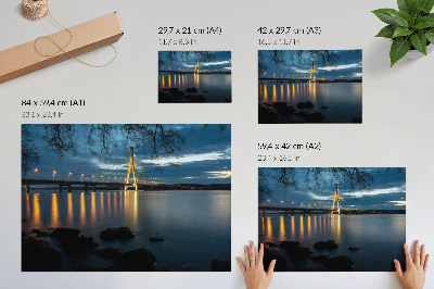 Poster Verlichte brug over het water 's nachts