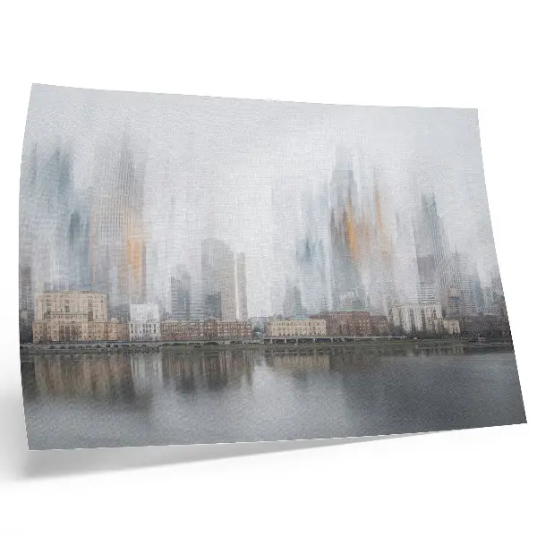 Stijlvolle wandposter mistige stad met pastelkleurige weerspiegeling in een modern design