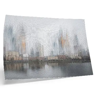 Stijlvolle wandposter mistige stad met pastelkleurige weerspiegeling in een modern design