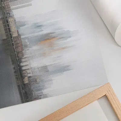 Stijlvolle wandposter mistige stad met pastelkleurige weerspiegeling in een modern design