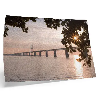Moderne decoratieve poster pittoreske brug bij zonsondergang over het water