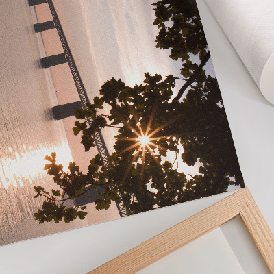 Moderne decoratieve poster Een pittoreske brug bij zonsondergang over het water.