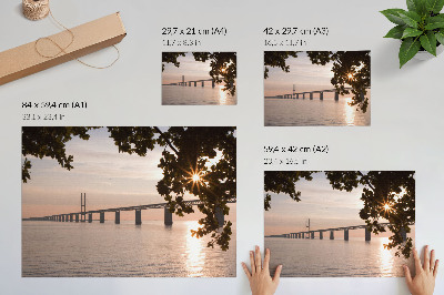 Moderne decoratieve poster Een pittoreske brug bij zonsondergang over het water.