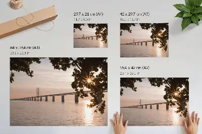 Moderne decoratieve poster pittoreske brug bij zonsondergang over het water