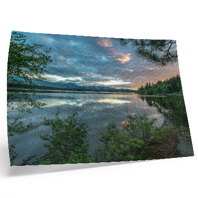 Poster Weerspiegelingen in het meer, groene lucht, bomen, rust