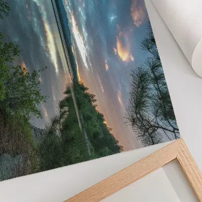 Poster weerspiegelingen in het meer met groene lucht en bomen voor een rustgevend effect