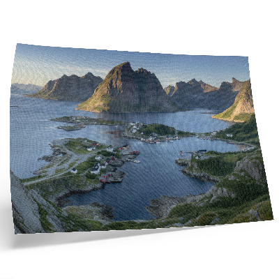 Moderne decoratieve poster Bergen en een rustige baai met kleurrijke huizen