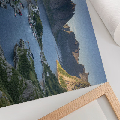 Moderne decoratieve poster Bergen en een rustige baai met kleurrijke huizen
