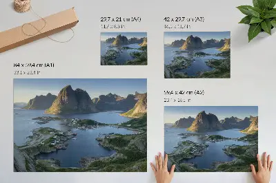 Moderne decoratieve poster met bergen en een rustige baai met kleurrijke huizen