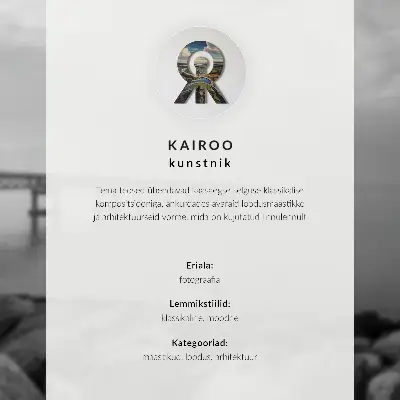 Moderne decoratieve poster met bergen en een rustige baai met kleurrijke huizen