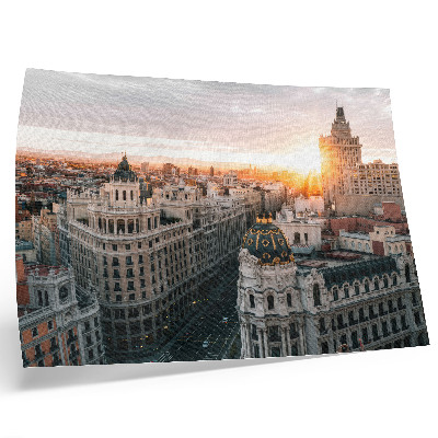 Poster Een stad in de avond met majestueuze architectuur.