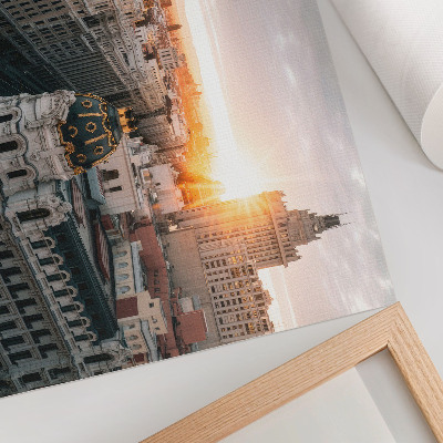 Poster Een stad in de avond met majestueuze architectuur.