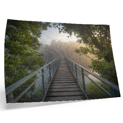 Stijlvolle wandposter Een brug in de mist over een rivier in een groene omgeving.