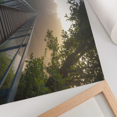 Stijlvolle wandposter Een brug in de mist over een rivier in een groene omgeving.
