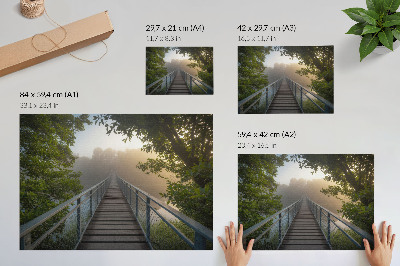 Stijlvolle wandposter Een brug in de mist over een rivier in een groene omgeving.