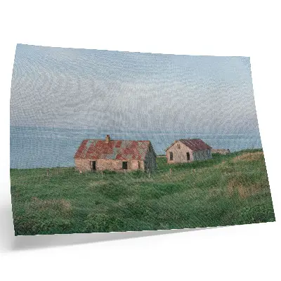 Stijlvolle wandposter met rustieke gebouwen, groene weiden en de zee