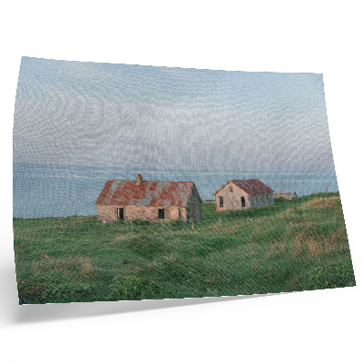 Stijlvolle wandposter Rustieke gebouwen, groene weiden, zee