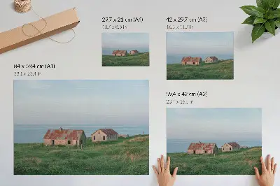 Stijlvolle wandposter met rustieke gebouwen, groene weiden en de zee
