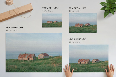 Stijlvolle wandposter Rustieke gebouwen, groene weiden, zee