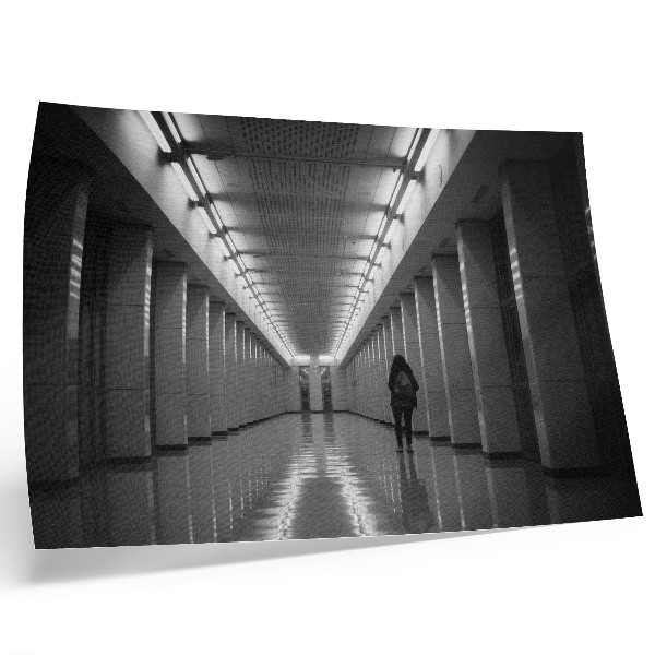 Poster Monochromatische gang met kolommen