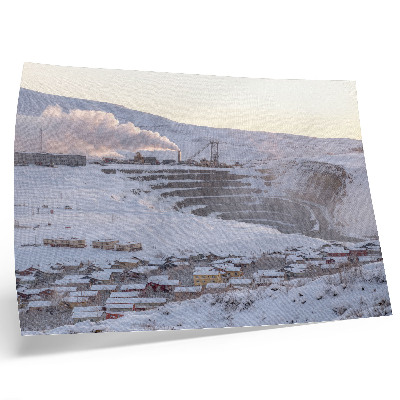 Poster Winterlandschap met heuvels en een schoorsteen.