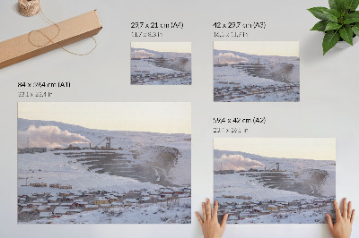 Poster Winterlandschap met heuvels en een schoorsteen.
