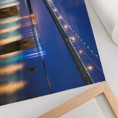 Moderne decoratieve poster met nachtelijke brug, gloed en waterreflectie