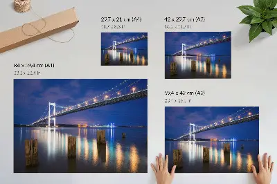 Moderne decoratieve poster met nachtelijke brug, gloed en waterreflectie