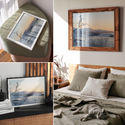 Poster Winterlandschap met bergen, water en bomen in de schemering.