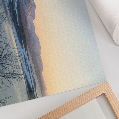 Poster Winterlandschap met bergen, water en bomen in de schemering.