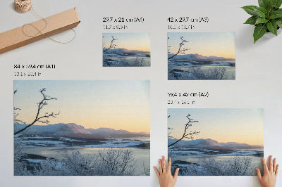 Poster Winterlandschap met bergen, water en bomen in de schemering.