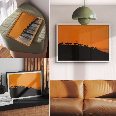 Moderne decoratieve poster Silhouetten van herten op een heuvel met een oranje achtergrond.