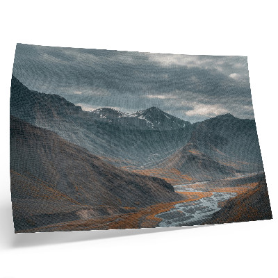 Poster Stemmige bergen, oranje beekjes, dramatische wolken