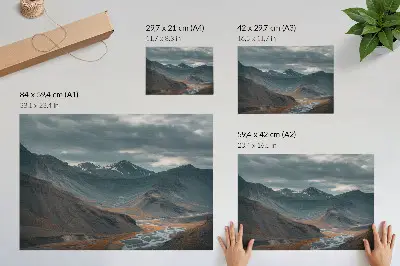 Poster sfeervolle bergen met oranje beekjes en dramatische wolken