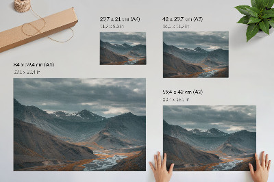 Poster Stemmige bergen, oranje beekjes, dramatische wolken