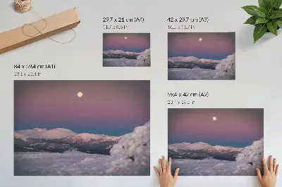 Stijlvolle wandposter met sneeuw bedekte bergen en een pastelroze maan