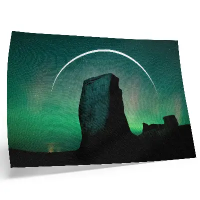 Moderne decoratieve poster nachtelijke hemel met rotsachtige groene tinten en een kosmische atmosfeer