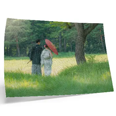 Wandposter traditionele kleding in de natuur met een paraplu in een groene weide met bomen