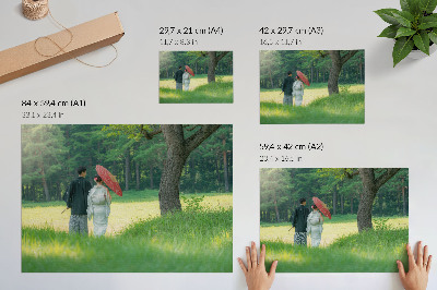 Stijlvolle wandposter Traditionele kleding, paraplu, groene weide, bomen